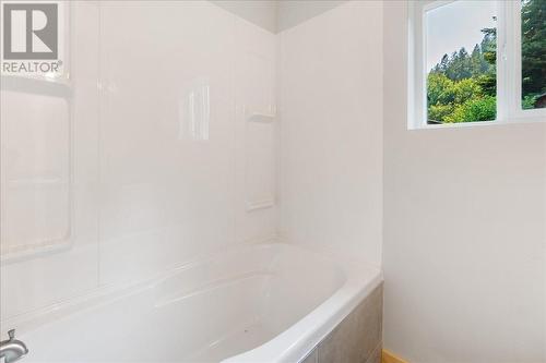 2522 Purdy  Road, Castlegar, BC - Indoor Photo Showing Bathroom