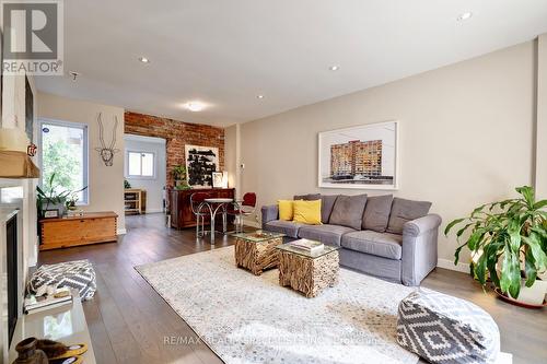 94 Glendale Avenue N, Hamilton (Crown Point), ON - Indoor Photo Showing Living Room