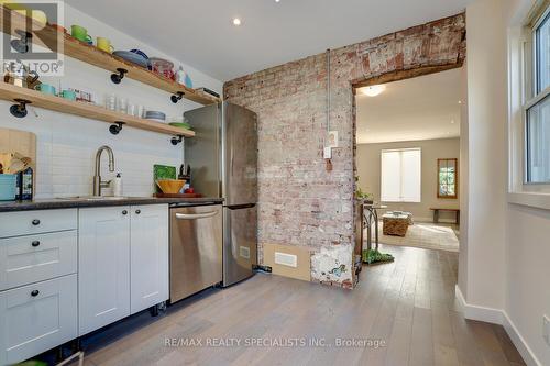 94 Glendale Avenue N, Hamilton, ON - Indoor Photo Showing Kitchen