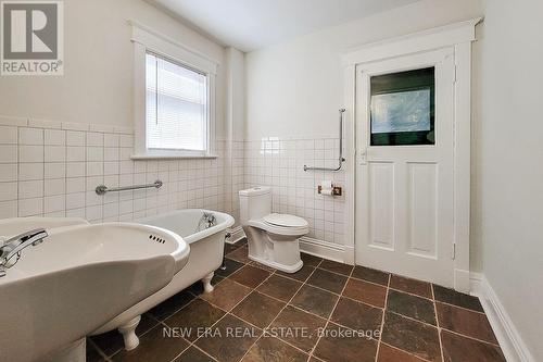 17 Barnesdale Avenue N, Hamilton (Stipley), ON - Indoor Photo Showing Bathroom