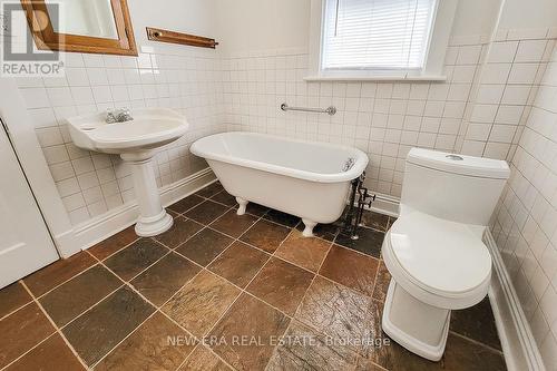 17 Barnesdale Avenue N, Hamilton (Stipley), ON - Indoor Photo Showing Bathroom