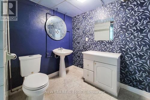 17 Barnesdale Avenue N, Hamilton (Stipley), ON - Indoor Photo Showing Bathroom