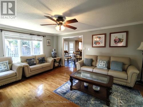 6 Mortimer Crescent, Ajax (Central West), ON - Indoor Photo Showing Living Room