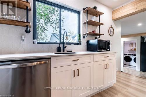 1368 Lorraine Road, Port Colborne, ON - Indoor Photo Showing Kitchen