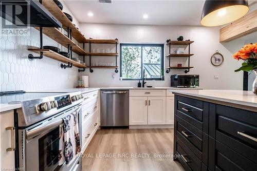 1368 Lorraine Road, Port Colborne, ON - Indoor Photo Showing Kitchen