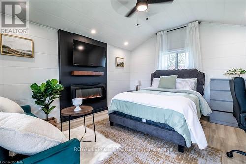 1368 Lorraine Road, Port Colborne, ON - Indoor Photo Showing Bedroom