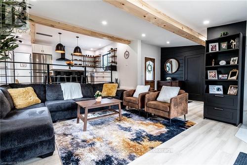 1368 Lorraine Road, Port Colborne, ON - Indoor Photo Showing Living Room