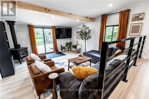 1368 Lorraine Road, Port Colborne, ON - Indoor Photo Showing Living Room