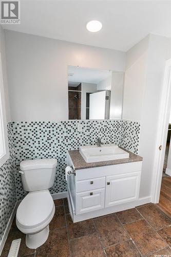 200 Russell Street, Luseland, SK - Indoor Photo Showing Bathroom