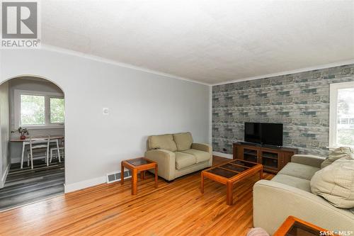 200 Russell Street, Luseland, SK - Indoor Photo Showing Living Room