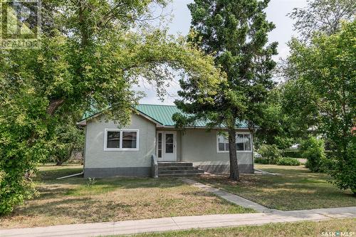 200 Russell Street, Luseland, SK - Outdoor