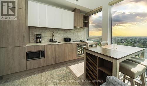 Ph06 - 2020 Bathurst Street, Toronto (Humewood-Cedarvale), ON - Indoor Photo Showing Kitchen