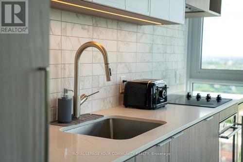 Ph06 - 2020 Bathurst Street, Toronto (Humewood-Cedarvale), ON - Indoor Photo Showing Kitchen