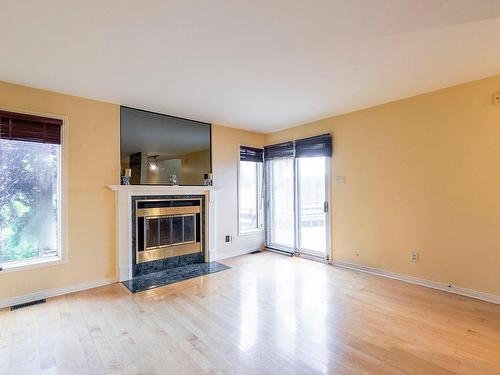 Living room - 7550 Rue Fonteneau, Montréal (Mercier/Hochelaga-Maisonneuve), QC - Indoor Photo Showing Living Room With Fireplace