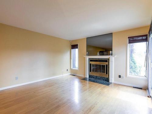 Salon - 7550 Rue Fonteneau, Montréal (Mercier/Hochelaga-Maisonneuve), QC - Indoor Photo Showing Living Room With Fireplace