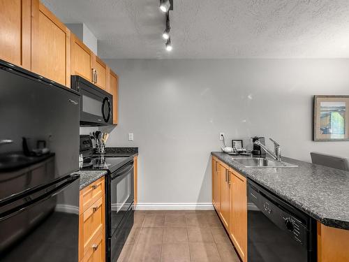 107A-1800 Riverside Lane, Courtenay, BC - Indoor Photo Showing Kitchen