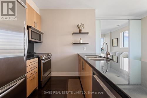 Ph5 - 88 Broadway Avenue, Toronto (Mount Pleasant West), ON - Indoor Photo Showing Kitchen With Double Sink