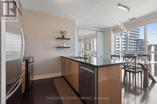 Ph5 - 88 Broadway Avenue, Toronto (Mount Pleasant West), ON - Indoor Photo Showing Kitchen With Upgraded Kitchen