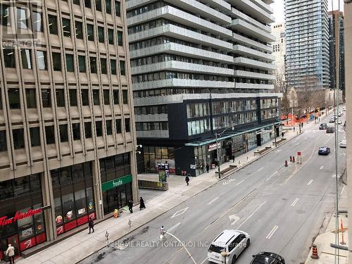 419 - 955 Bay Street, Toronto (Bay Street Corridor), ON -  With Facade