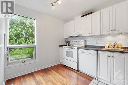 1931 Stonehenge Crescent, Ottawa, ON - Indoor Photo Showing Kitchen