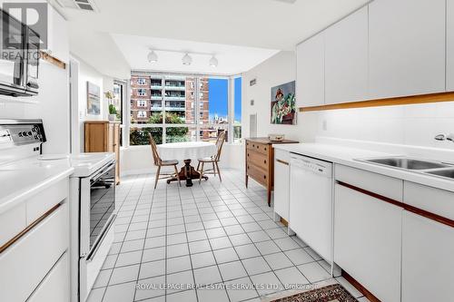 603 - 130 Carlton Street, Toronto (Cabbagetown-South St. James Town), ON - Indoor Photo Showing Kitchen With Double Sink