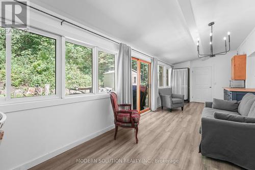 23 Elizabeth Avenue, Tiny, ON - Indoor Photo Showing Living Room