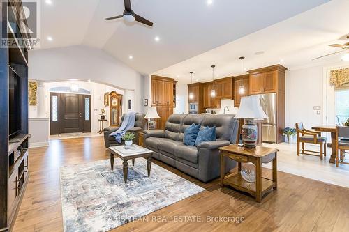 28 Timber Wolf Trail, Springwater (Minesing), ON - Indoor Photo Showing Living Room