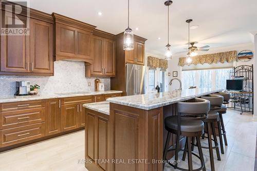 28 Timber Wolf Trail, Springwater (Minesing), ON - Indoor Photo Showing Kitchen With Upgraded Kitchen