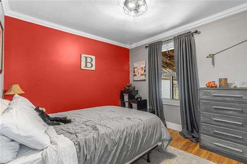 17 Parkdale Drive, Thorold, ON - Indoor Photo Showing Bedroom