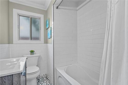 17 Parkdale Drive, Thorold, ON - Indoor Photo Showing Bathroom