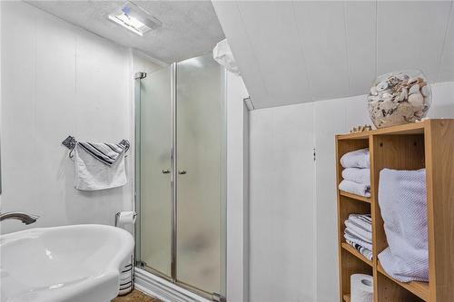 17 Parkdale Drive, Thorold, ON - Indoor Photo Showing Bathroom