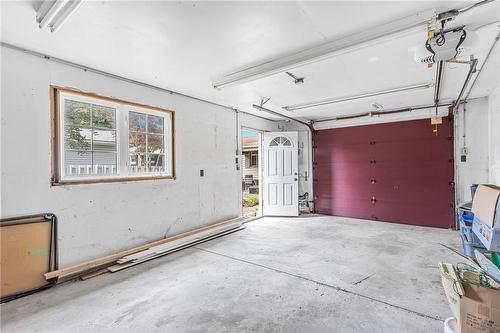 17 Parkdale Drive, Thorold, ON - Indoor Photo Showing Garage