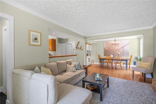 17 Parkdale Drive, Thorold, ON - Indoor Photo Showing Living Room