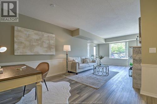 8275 Wyandotte Street East Unit# 107, Windsor, ON - Indoor Photo Showing Living Room