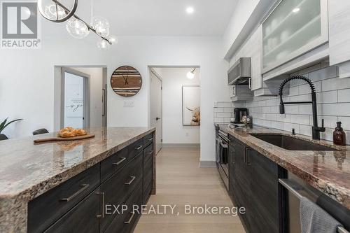 110 - 5 Chef Lane, Barrie (Innis-Shore), ON - Indoor Photo Showing Kitchen With Upgraded Kitchen