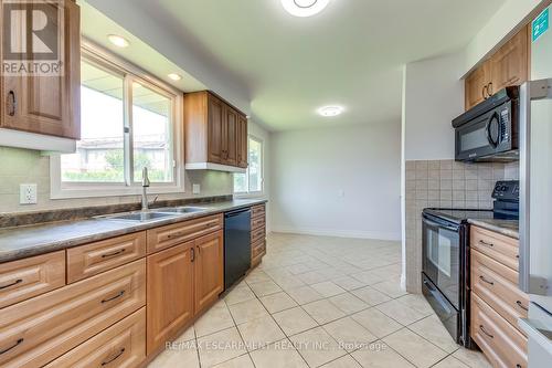 414 Bryant Crescent, Burlington (Appleby), ON - Indoor Photo Showing Kitchen With Double Sink