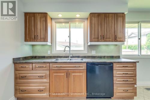 414 Bryant Crescent, Burlington (Appleby), ON - Indoor Photo Showing Kitchen With Double Sink