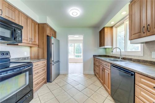 414 Bryant Crescent, Burlington, ON - Indoor Photo Showing Kitchen With Double Sink