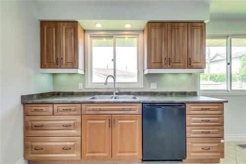 414 Bryant Crescent, Burlington, ON - Indoor Photo Showing Kitchen With Double Sink