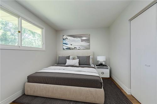 414 Bryant Crescent, Burlington, ON - Indoor Photo Showing Bedroom