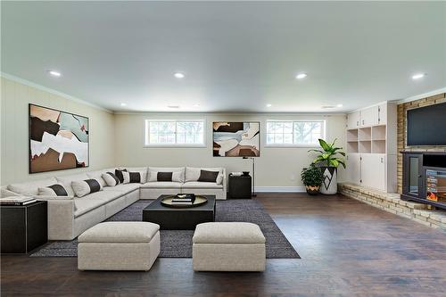 414 Bryant Crescent, Burlington, ON - Indoor Photo Showing Living Room