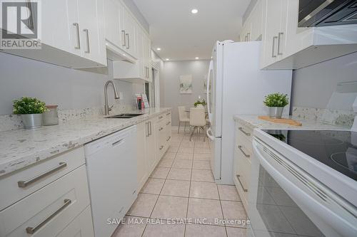 2695 Romark Mews, Mississauga (Erin Mills), ON - Indoor Photo Showing Kitchen With Double Sink With Upgraded Kitchen