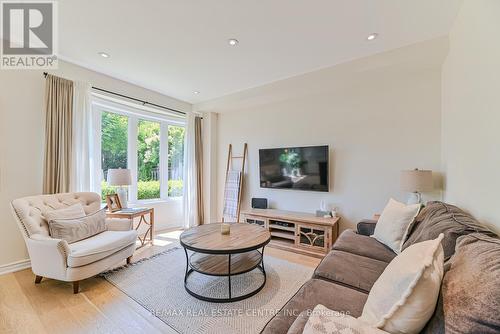 2498 Longridge Crescent, Oakville (River Oaks), ON - Indoor Photo Showing Living Room