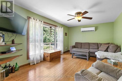 1172 Kings Wharf Road, Kawartha Lakes, ON - Indoor Photo Showing Living Room