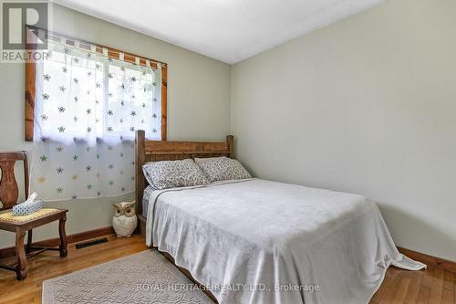 1172 Kings Wharf Road, Kawartha Lakes, ON - Indoor Photo Showing Bedroom