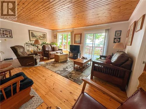 700 Ice Lake Drive, Gore Bay, Manitoulin Island, ON - Indoor Photo Showing Living Room