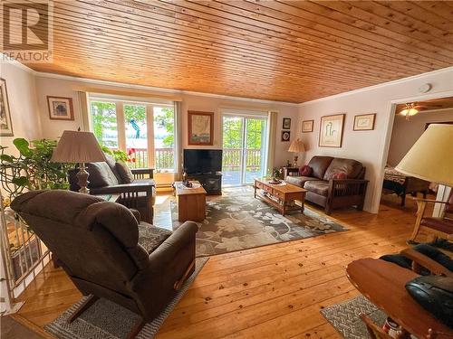 700 Ice Lake Drive, Gore Bay, Manitoulin Island, ON - Indoor Photo Showing Living Room