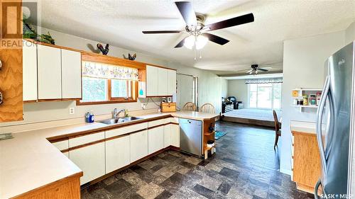 309 9Th Street, Bladworth, SK - Indoor Photo Showing Kitchen With Double Sink