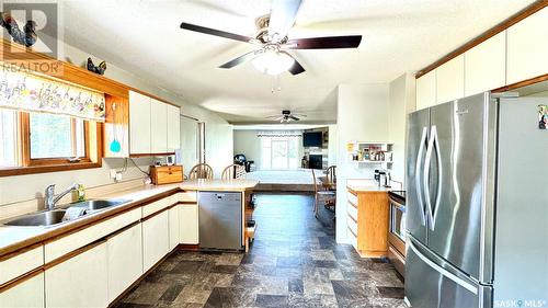 309 9Th Street, Bladworth, SK - Indoor Photo Showing Kitchen With Double Sink