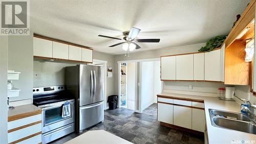 309 9Th Street, Bladworth, SK - Indoor Photo Showing Kitchen With Double Sink